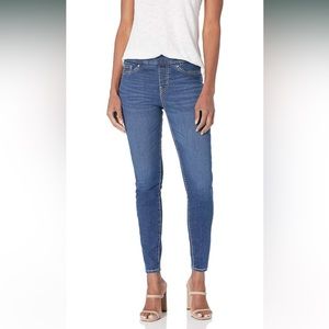 NWT Signature by Levi Strauss & Co. Women's Totally Shaping Pull-on Skinny Jeans